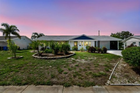 House in Sun City Center, Florida 2 bedrooms, 121.52 sq.m. № 2157596