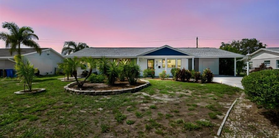 House in Sun City Center, Florida 2 bedrooms, 121.52 sq.m. № 2157596
