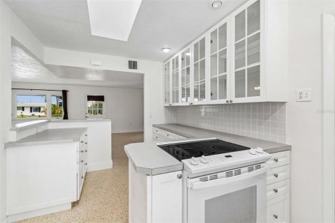 House in Sun City Center, Florida 2 bedrooms, 121.52 sq.m. № 2157596 - photo 13