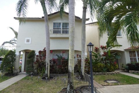 Touwnhouse à vendre à Pembroke Pines, Floride: 3 chambres, 151.9 m2 № 1739992 - photo 1