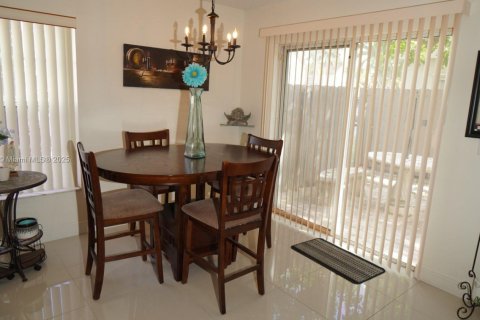 Touwnhouse à vendre à Pembroke Pines, Floride: 3 chambres, 151.9 m2 № 1739992 - photo 10