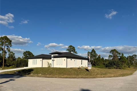 House in Lehigh Acres, Florida 3 bedrooms, 192.59 sq.m. № 1970199 - photo 3