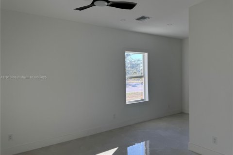 House in Lehigh Acres, Florida 3 bedrooms, 192.59 sq.m. № 1970199 - photo 13