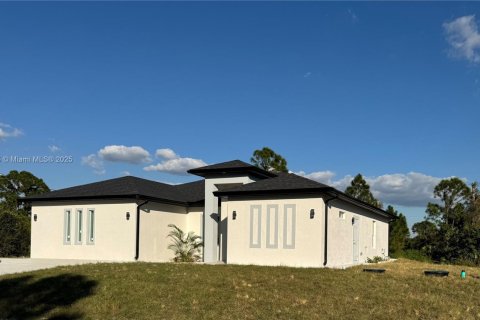 House in Lehigh Acres, Florida 3 bedrooms, 192.59 sq.m. № 1970199 - photo 2