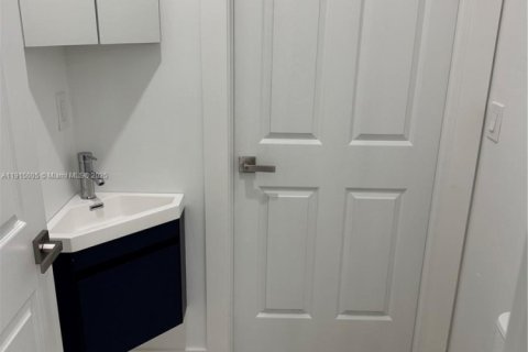 House in Lehigh Acres, Florida 3 bedrooms, 192.59 sq.m. № 1970199 - photo 12