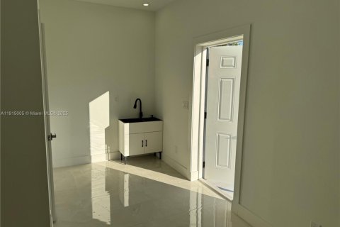 House in Lehigh Acres, Florida 3 bedrooms, 192.59 sq.m. № 1970199 - photo 17