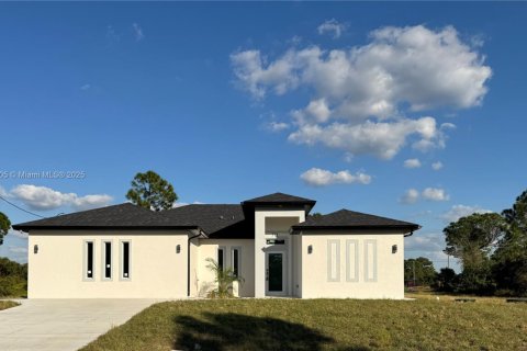 House in Lehigh Acres, Florida 3 bedrooms, 192.59 sq.m. № 1970199 - photo 1