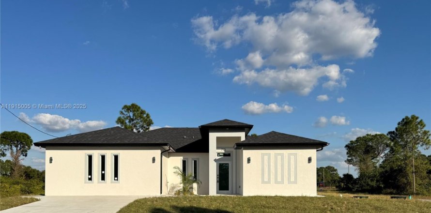 House in Lehigh Acres, Florida 3 bedrooms, 192.59 sq.m. № 1970199