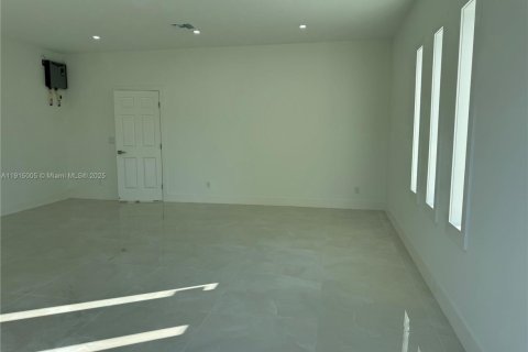 House in Lehigh Acres, Florida 3 bedrooms, 192.59 sq.m. № 1970199 - photo 23