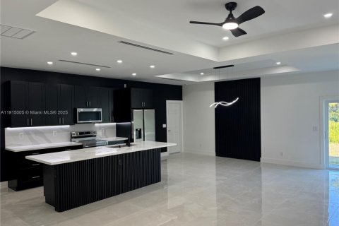 House in Lehigh Acres, Florida 3 bedrooms, 192.59 sq.m. № 1970199 - photo 7