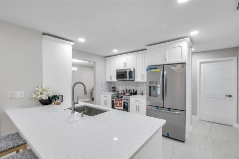 House in Palm Harbor, Florida 3 bedrooms, 131.74 sq.m. № 1828594 - photo 15