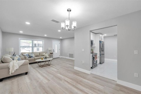 House in Palm Harbor, Florida 3 bedrooms, 131.74 sq.m. № 1828594 - photo 10