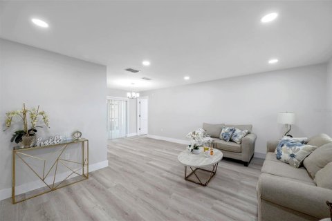 House in Palm Harbor, Florida 3 bedrooms, 131.74 sq.m. № 1828594 - photo 4