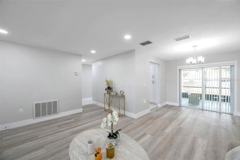 House in Palm Harbor, Florida 3 bedrooms, 131.74 sq.m. № 1828594 - photo 5