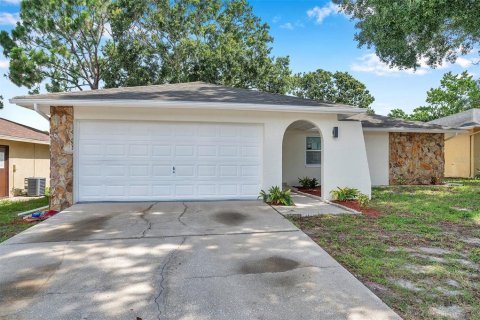 House in Palm Harbor, Florida 3 bedrooms, 131.74 sq.m. № 1828594 - photo 1