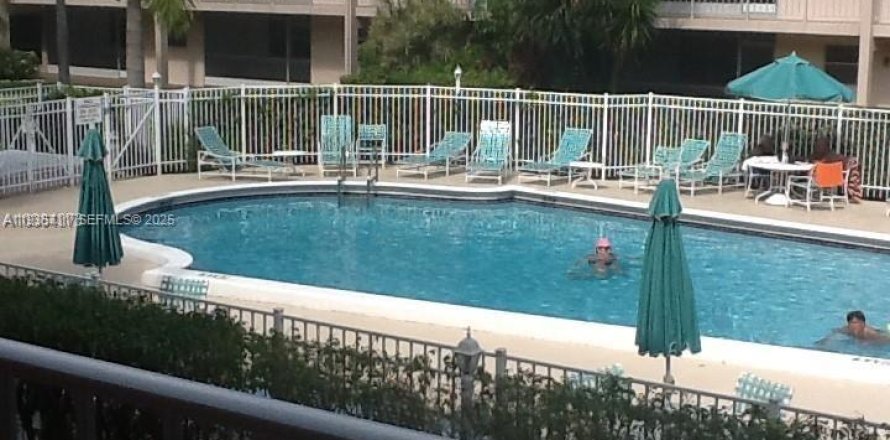 Condominio en Hallandale Beach, Florida, 1 dormitorio  № 1993847