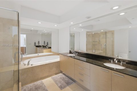 Condo in Hallandale Beach, Florida, 2 bedrooms  № 2052772 - photo 17