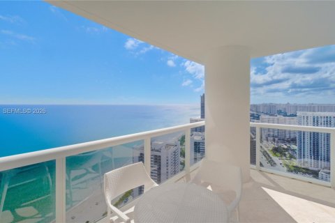 Condo in Hallandale Beach, Florida, 2 bedrooms  № 2052772 - photo 2