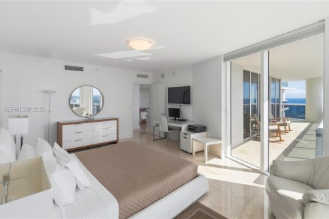 Condo in Hallandale Beach, Florida, 2 bedrooms  № 2052772 - photo 16