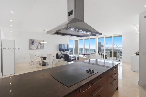 Condo in Hallandale Beach, Florida, 2 bedrooms  № 2052772 - photo 13