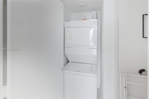 Condo in Hallandale Beach, Florida, 2 bedrooms  № 2052772 - photo 24