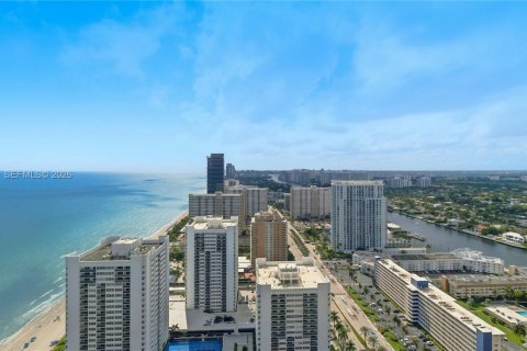 Condo in Hallandale Beach, Florida, 2 bedrooms  № 2052772 - photo 27