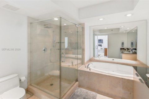 Condo in Hallandale Beach, Florida, 2 bedrooms  № 2052772 - photo 18