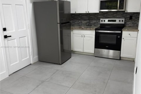 Commercial property in Miami, Florida 171.87 sq.m. № 1989575 - photo 8