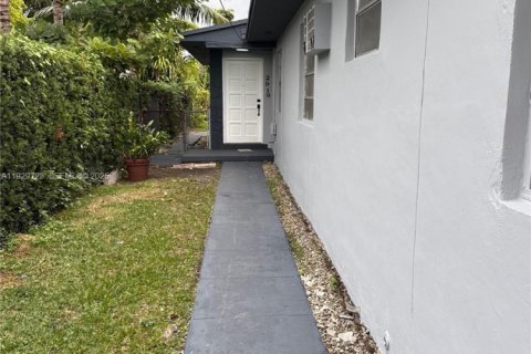 Commercial property in Miami, Florida 171.87 sq.m. № 1989575 - photo 13