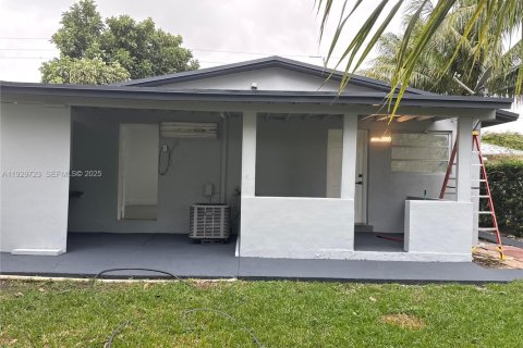 Commercial property in Miami, Florida 171.87 sq.m. № 1989575 - photo 1