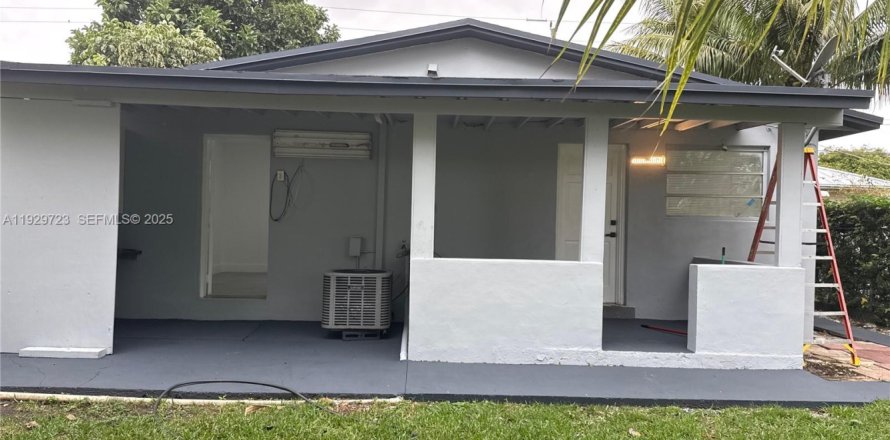 Commercial property in Miami, Florida 171.87 sq.m. № 1989575