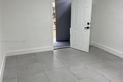 Commercial property in Miami, Florida 171.87 sq.m. № 1989575 - photo 12