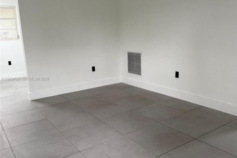 Commercial property in Miami, Florida 171.87 sq.m. № 1989575 - photo 6