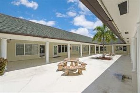 Commercial property in West Palm Beach, Florida № 2146902
