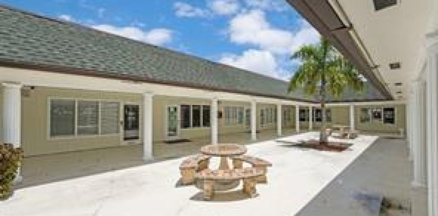 Commercial property in West Palm Beach, Florida № 2146902