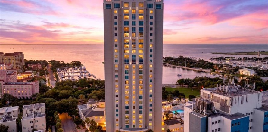 Condo in Saint Petersburg, Florida, 2 bedrooms № 2106699