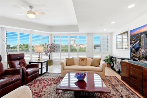 Condo in Saint Petersburg, Florida, 2 bedrooms № 2106699 - photo 9