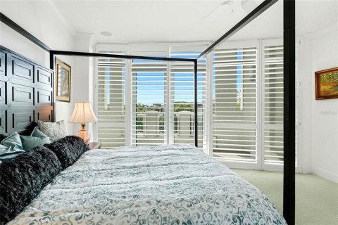 Condo in Saint Petersburg, Florida, 2 bedrooms № 2106699 - photo 23
