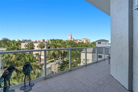 Condo in Saint Petersburg, Florida, 2 bedrooms № 2106699 - photo 16