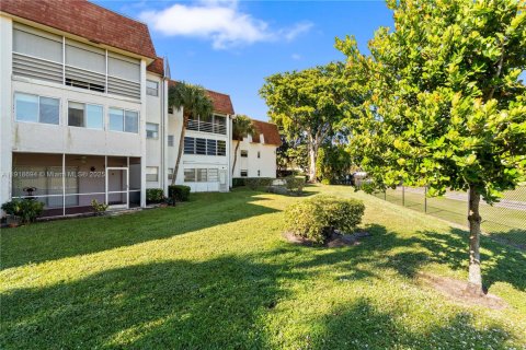 Condo in Tamarac, Florida, 2 bedrooms  № 1974245 - photo 14