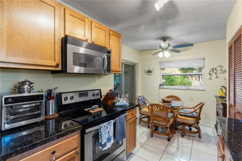 Condo in Tamarac, Florida, 2 bedrooms  № 1974245 - photo 8