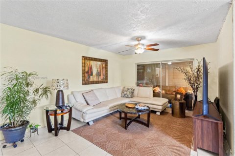 Condo in Tamarac, Florida, 2 bedrooms  № 1974245 - photo 5