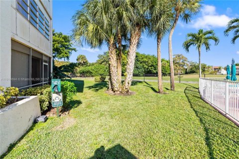 Condo in Tamarac, Florida, 2 bedrooms  № 1974245 - photo 15