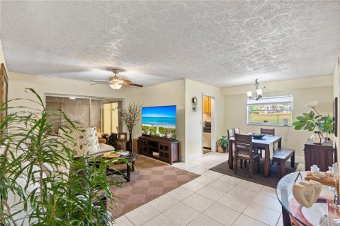 Condo in Tamarac, Florida, 2 bedrooms  № 1974245 - photo 4