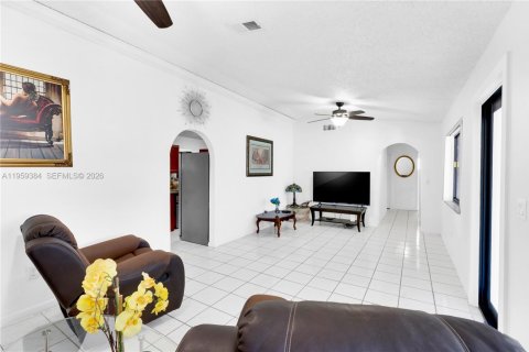 House in Homestead, Florida 4 bedrooms, 175.86 sq.m. № 2080630 - photo 8