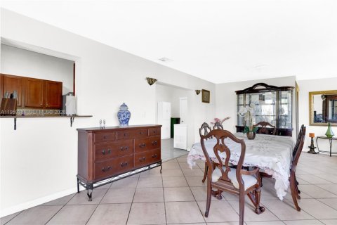 House in Homestead, Florida 4 bedrooms, 175.86 sq.m. № 2080630 - photo 9