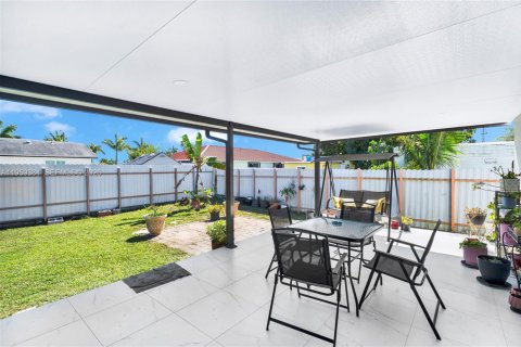 House in Homestead, Florida 4 bedrooms, 175.86 sq.m. № 2080630 - photo 25