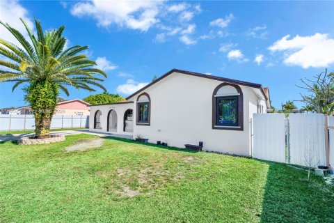 House in Homestead, Florida 4 bedrooms, 175.86 sq.m. № 2080630 - photo 4