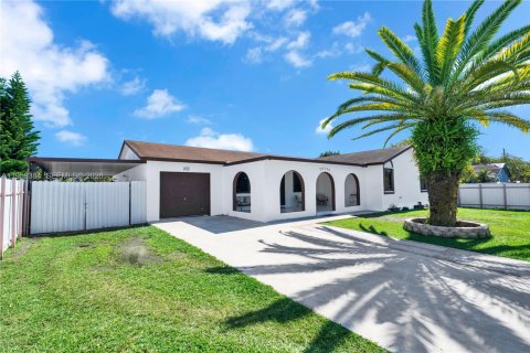 House in Homestead, Florida 4 bedrooms, 175.86 sq.m. № 2080630