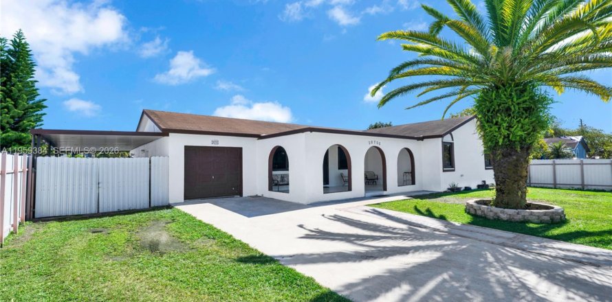 House in Homestead, Florida 4 bedrooms, 175.86 sq.m. № 2080630